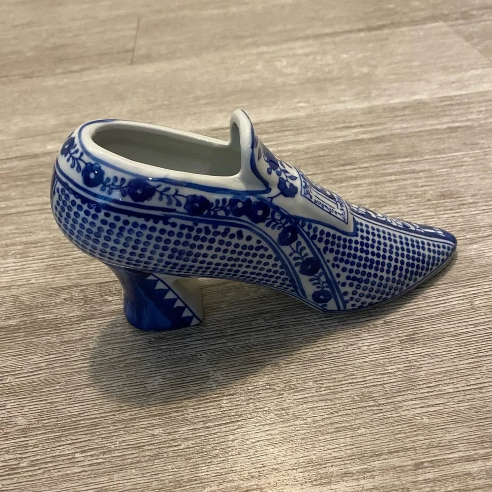 Blue and white decorative shoe the Canton collection is 7 3/4" long x 4 high - Picture 7 of 13